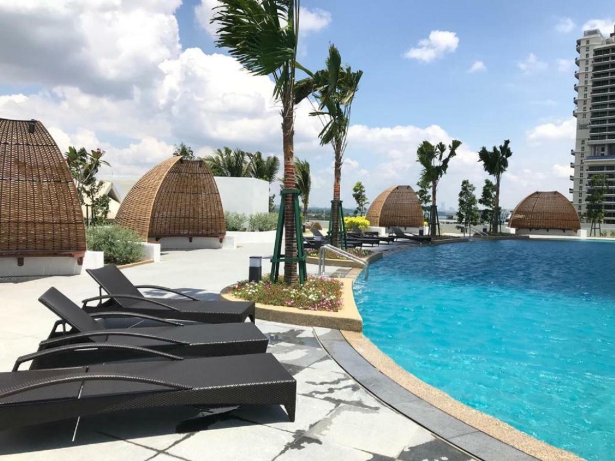 Almas Suites Puteri Harbour Nusajaya  Exterior foto